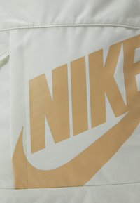 Nike Sportswear UNISEX - Malý batoh  - sea glass/sesame