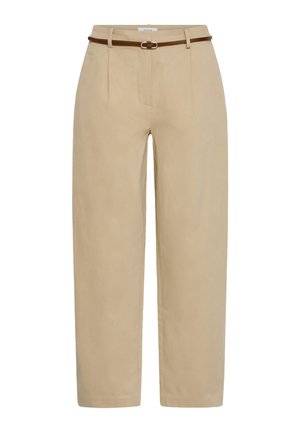 Pantalon beige taille haute à jambes droites avec une fine ceinture marron et des plis à l'avant, présenté sur un fond blanc.