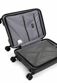 Černý tvrdý kufr s hladkým, obdélníkovým tvarem. Interiér je vyroben z šedé tkaniny, má dvě zipové kapsy a síťovanou přihrádku. Čtyři kola.