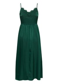Robe sans manches en satin vert foncé avec encolure bordée de dentelle et fines bretelles, longueur midi avec taille froncée.