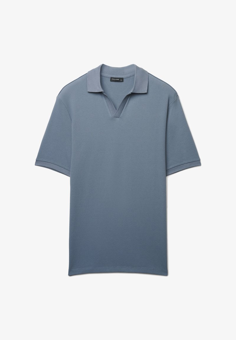 Polo a maniche corte di colore azzurro tenue, con tessuto strutturato, colletto e scollo a V dai bordi netti.