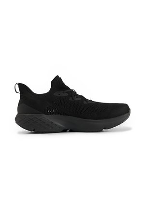 Czarny sportowy sneaker z dzianinową cholewką, sznurowanym designem, wyściełanym kołnierzem i teksturowaną grubą podeszwą, pokazany z boku na białym tle.
