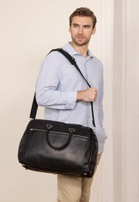 Gusti Leder MAURICIO UNISEX czarny