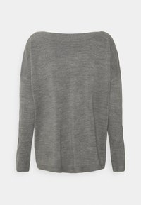 Grauer Pullover mit weitem Halsausschnitt, langen Ärmeln und einer weichen Textur. Das Strickmuster ist glatt mit einem subtilen Glanz.