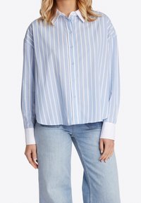 Blau-weiß gestreifte Button-Down-Hemd mit Kragen und weiten Ärmeln; weiße Manschetten verfügen über eine kontrastierende Textur; lässige Passform.