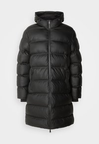 Zwarte pufferjas met capuchon, geborduurd ontwerp, ritssluiting en twee zijzakken; glanzende afwerking en halflange silhouet.