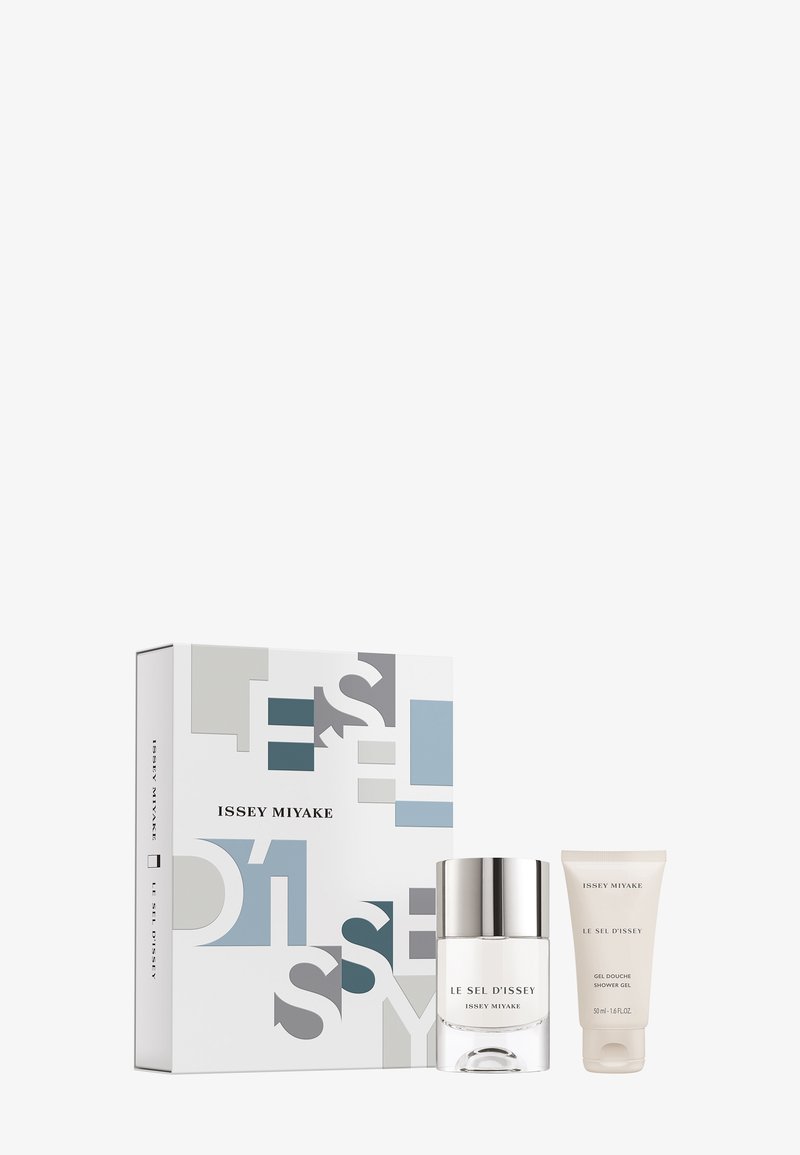 Coffret cadeau Issey Miyake Le Sel d'Issey avec boîte à motifs, flacon de parfum à capuchon argenté et tube de gel douche beige.