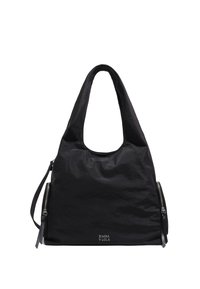 Czarna materiałowa torba na ramię o luźnym fasonie, z dużym otwartym górnym zapięciem i dwoma bocznymi zamkami. Posiada logo marki z przodu oraz teksturowany materiał.