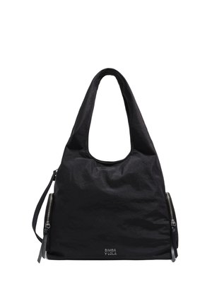 Czarna materiałowa torba na ramię o luźnym fasonie, z dużym otwartym górnym zapięciem i dwoma bocznymi zamkami. Posiada logo marki z przodu oraz teksturowany materiał.