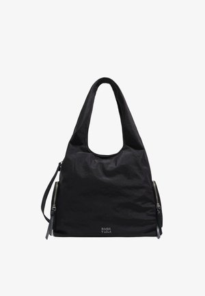 Czarna materiałowa torba na ramię o luźnym fasonie, z dużym otwartym górnym zapięciem i dwoma bocznymi zamkami. Posiada logo marki z przodu oraz teksturowany materiał.