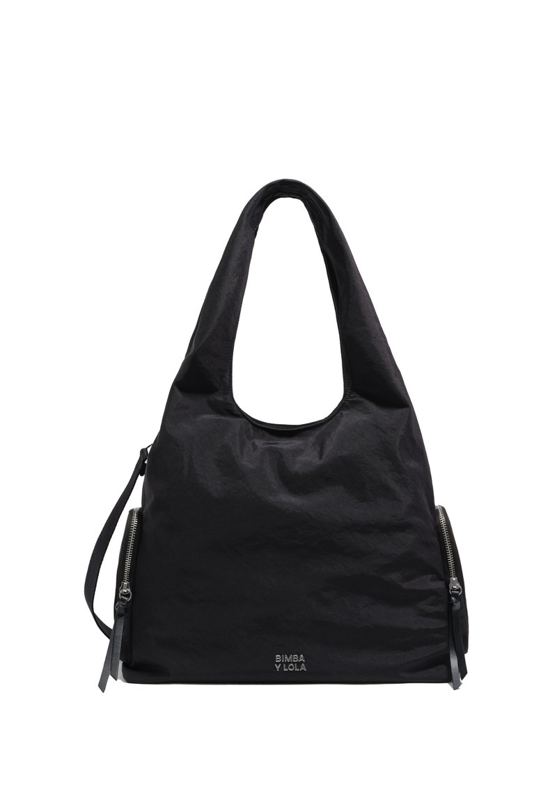 Czarna materiałowa torba na ramię o luźnym fasonie, z dużym otwartym górnym zapięciem i dwoma bocznymi zamkami. Posiada logo marki z przodu oraz teksturowany materiał.