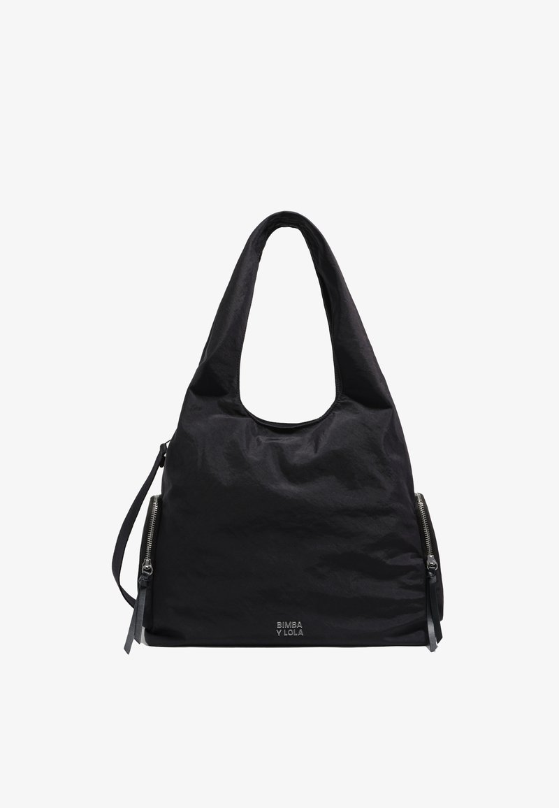 Juodas audinio peties krepšys su laisvu dizainu, dideliu atviru viršumi ir dviem šoniniais užtrauktukais. Priekyje yra prekės ženklo logotipas, tekstūruota medžiaga.