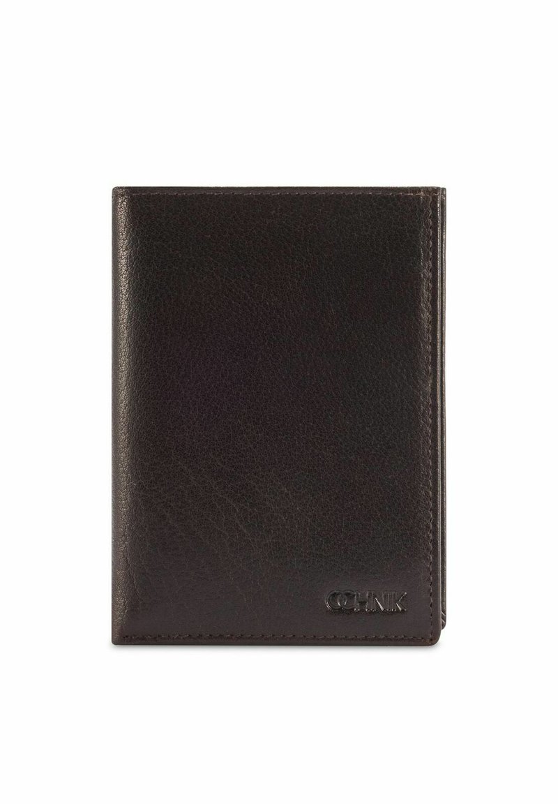 Brązowy skórzany portfel o fakturowanej powierzchni, z podwójnym złożeniem, tłoczonym logo w dolnym prawym rogu, obszyty brzegami.