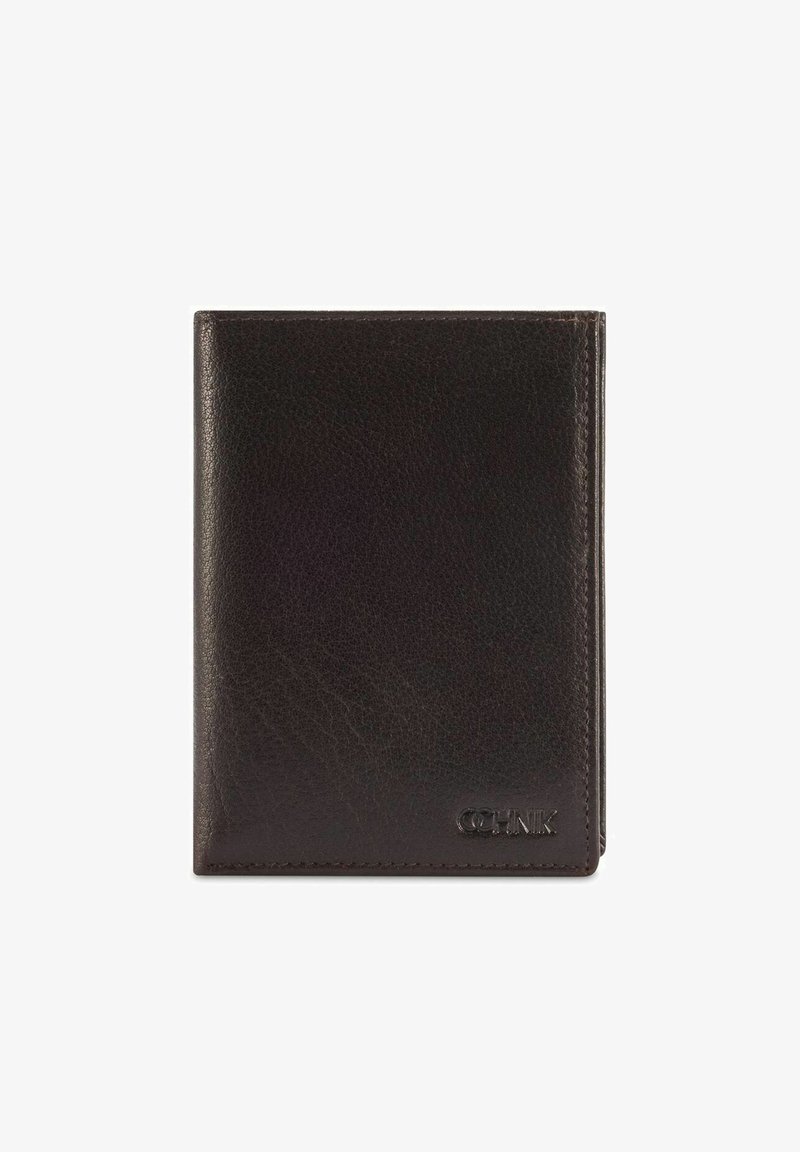 Brązowy skórzany portfel o fakturowanej powierzchni, z podwójnym złożeniem, tłoczonym logo w dolnym prawym rogu, obszyty brzegami.