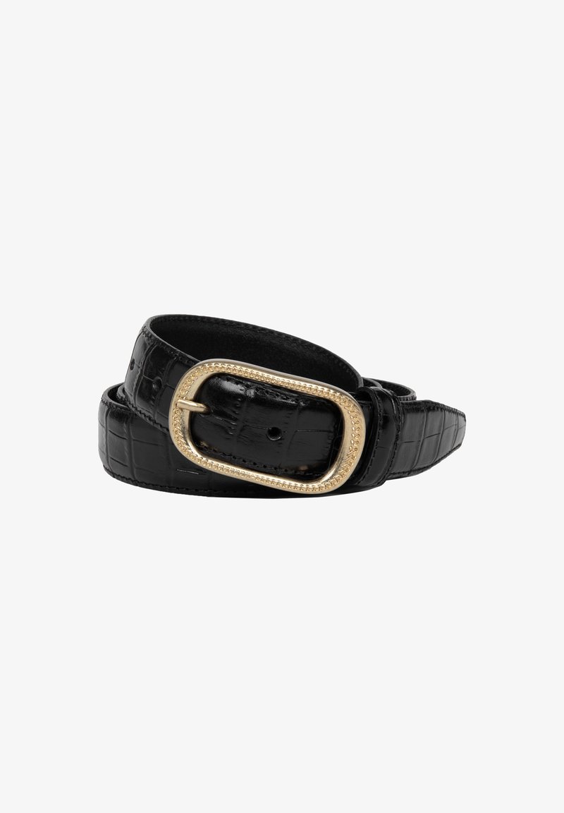 Zwarte leren riem met een gestructureerd krokodillenpatroon, voorzien van een grote goudkleurige metalen gesp met een decoratieve rand.