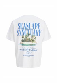 T-shirt blanc avec un motif d'île tropicale et un texte bleu indiquant "Seascape Sanctuary" et "A Slice of Paradise" au dos.