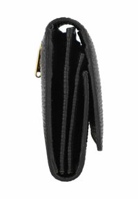 Portefeuille en cuir noir avec une surface texturée, comportant trois compartiments et un fermoir doré. Design compact, forme minimaliste.