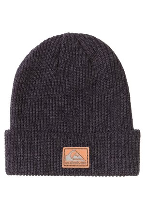 Schwarze gestrickte Mütze mit umgeschlagenem Saum, ausgestattet mit einem rechteckigen Lederpatch mit einem Logo. Rippenstruktur im gesamten Design.