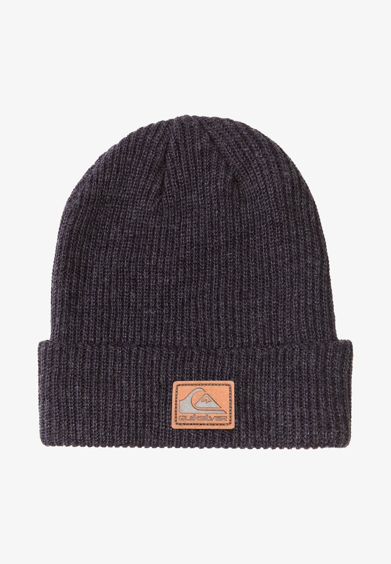 Melnā adītā beanie cepure ar salocītu apkakli, kas satur taisnstūra ādas uzlīmi ar logo. Visā virsmā ir ribota tekstūra.