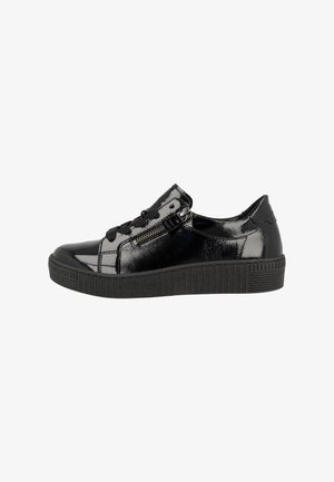 Baskets en cuir verni noir avec un design à lacets et fermeture éclair sur le côté. Dotées d'une semelle en caoutchouc texturée et d'une finition lisse et brillante.