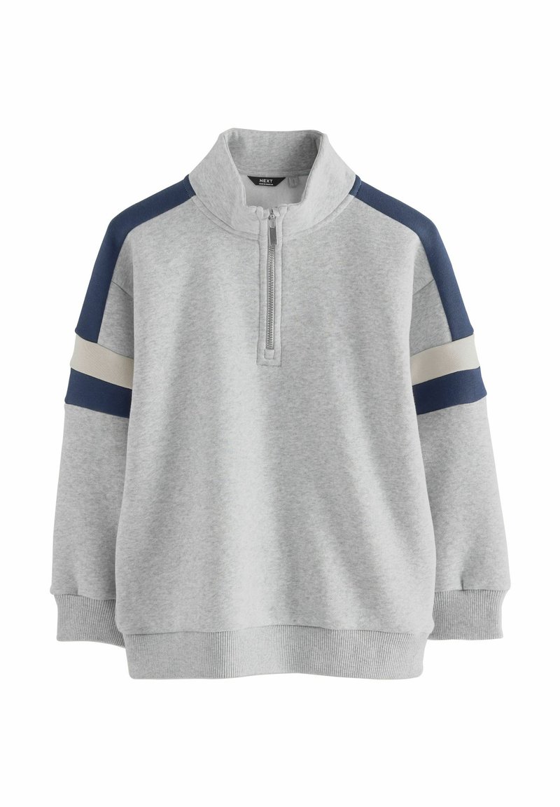 Jasnoszary sweatshirt z kołnierzem zapinanym na zamek w połowie długości, granatowe i beżowe paski na ramionach oraz ściągacze przy mankietach i na dole. Miękka struktura materiału.