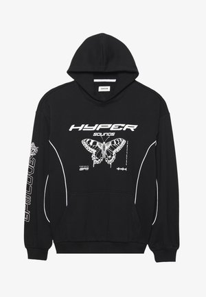 Sudadera negra con un gráfico de mariposa, texto blanco y detalles en las costuras. El material es suave, tiene un ajuste estándar y un bolsillo frontal.