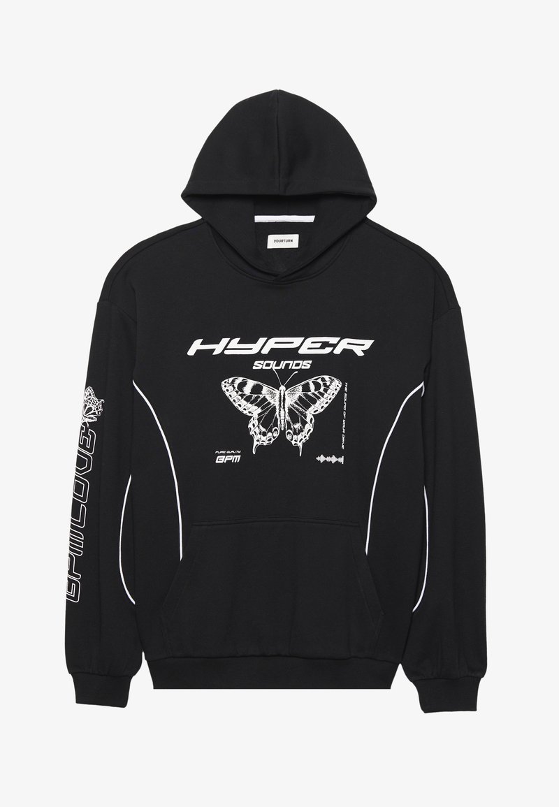 Fekete kapucnis pulóver, amelyen lepkés grafika, fehér szöveg és díszítések találhatók az varrás mentén. Az anyag puha, szabványnak megfelelő fazonnal és elülső zsebbel rendelkezik.