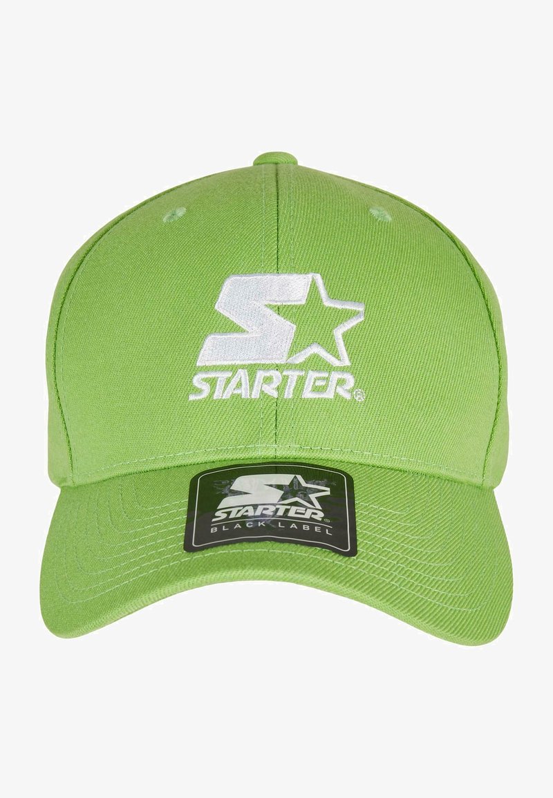 Grøn baseballcap med en rund krone og en buet skygge. Har en hvid "S" og "STARTER" logo broderet på fronten.