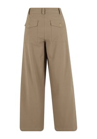 Pantalon beige à jambes larges avec taille haute, passants pour ceinture, et deux poches arrière avec rabat et bouton, vu de dos.