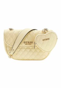 Gelbe gesteppte Handtasche mit goldenem Logo, verstellbarem Riemen und einer kleinen herzförmigen, mit Reißverschluss versehenen Tasche. Glatte Textur, elegantes Design.