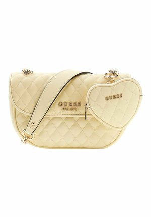 Borsa trapuntata gialla con logo dorato, tracolla regolabile e una piccola pochette a forma di cuore con cerniera attaccata. Texture liscia, design elegante.