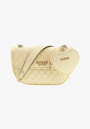 Borsa trapuntata gialla con logo dorato, tracolla regolabile e una piccola pochette a forma di cuore con cerniera attaccata. Texture liscia, design elegante.