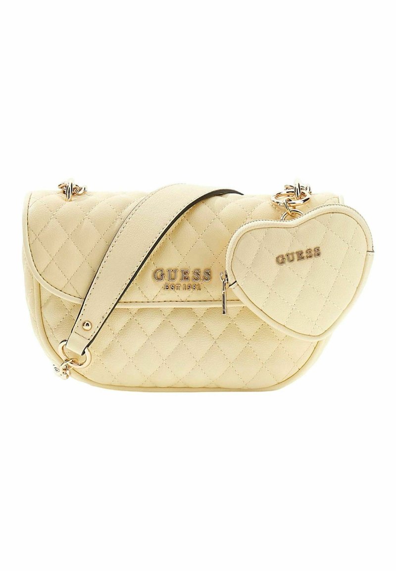 Gelbe gesteppte Handtasche mit goldenem Logo, verstellbarem Riemen und einer kleinen herzförmigen, mit Reißverschluss versehenen Tasche. Glatte Textur, elegantes Design.