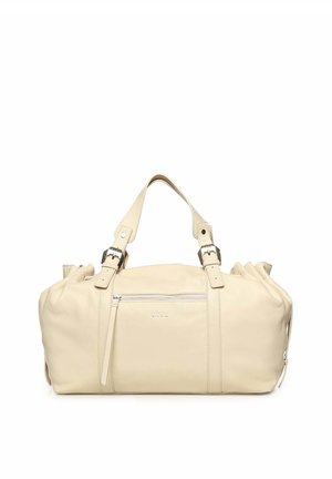 Handtas van crème-kleurig leer met dubbele gespsluitingen, voorvak met rits en zachte geplooide zijkanten, getoond tegen een witte achtergrond.