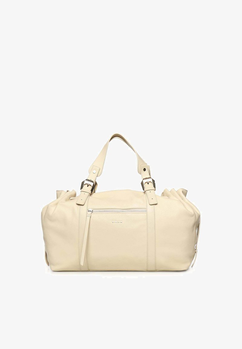 Bolso de mano de cuero color crema con correas de doble hebilla, bolsillo frontal con cremallera y lados suaves recogidos, mostrado sobre fondo blanco.