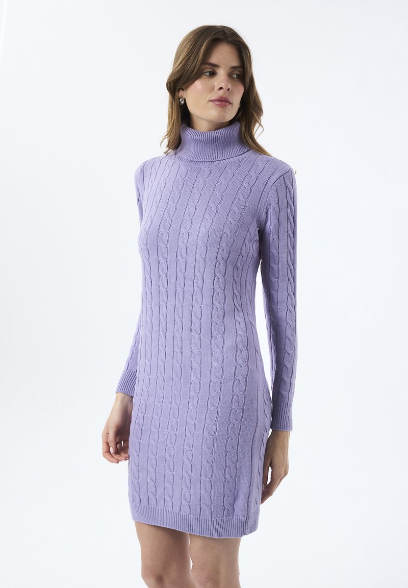 Lila Rollkragenkleid aus strukturiertem Strickstoff, mit einem Kabelmuster, langen Ärmeln und einer geraden Passform, die oberhalb des Knies endet.