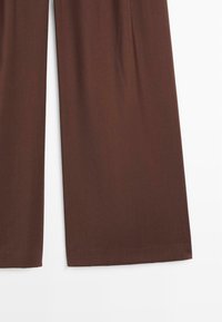 Braune weit geschnittene Hosen mit glatter Textur und geradem Schnitt. Mit hohem Taillenbund und einfacher Saumverarbeitung. Geeignet für verschiedene Anlässe.