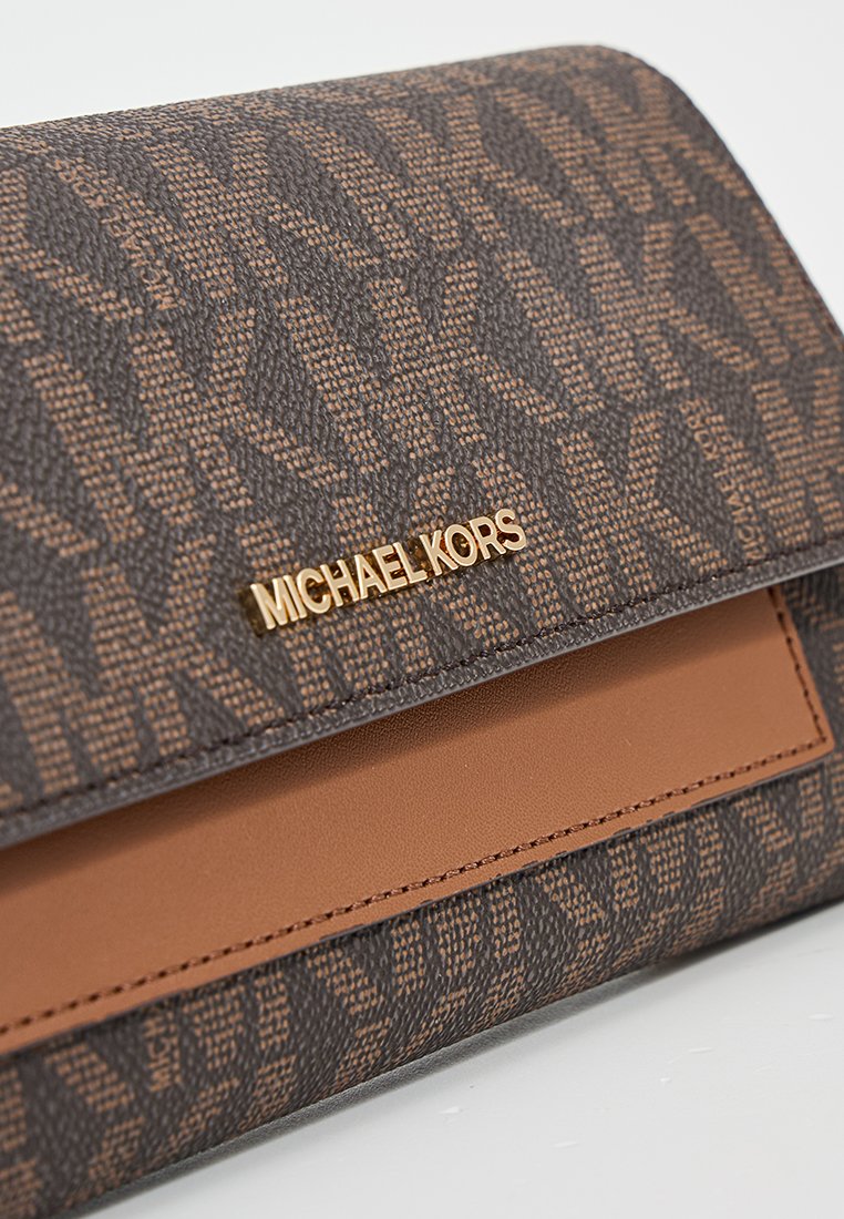 Brauner Leder-Geldbeutel mit strukturiertem Muster und einem Logo. Goldene Hardware-Akzente. Druckknopfverschluss und ein glatter, heller Abschnitt unter dem Deckel.