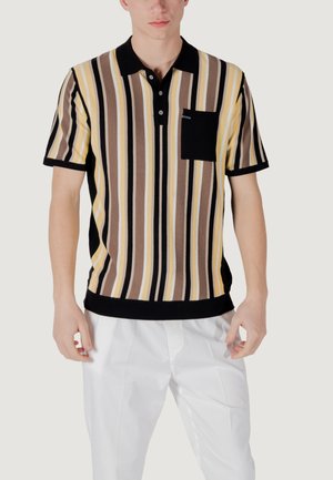 Camisa polo de manga corta con rayas verticales en amarillo, marrón y negro. Incluye un bolsillo negro y un cuello con solapa.