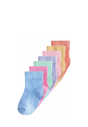 Zeven paar ribgebreide katoenen sokken in pasteltinten, gerangschikt in een waaier: blauw, roze, groen, lavendel, lichtroze, geel en koraal.