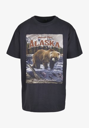 Musta puuvillane T-särk, millel on karu ja kala graafika, samuti tekst "Alaska" ja "Viimane piiriääre". Lühikesed varrukad, lõdva lõikega.