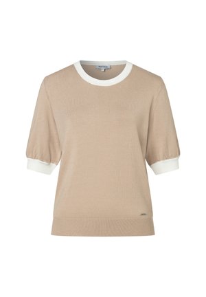 Beiges Strickoberteil mit kurzen Ärmeln, weiß gerippter Rundhalsausschnitt und Ärmelbündchen, mit leicht aufgepufften Ärmeln und einem kleinen metallischen Logoanhänger in der Nähe des Saums.