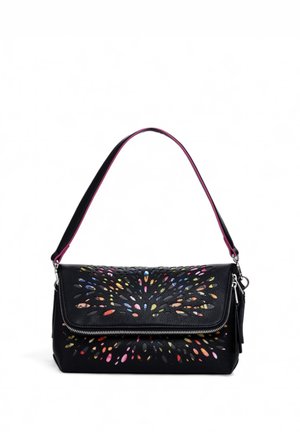 Sac à main en cuir noir avec un design découpé en fleurs. Doté d'une bandoulière avec des accents roses et d'une poche zippée. Forme rectangulaire compacte.