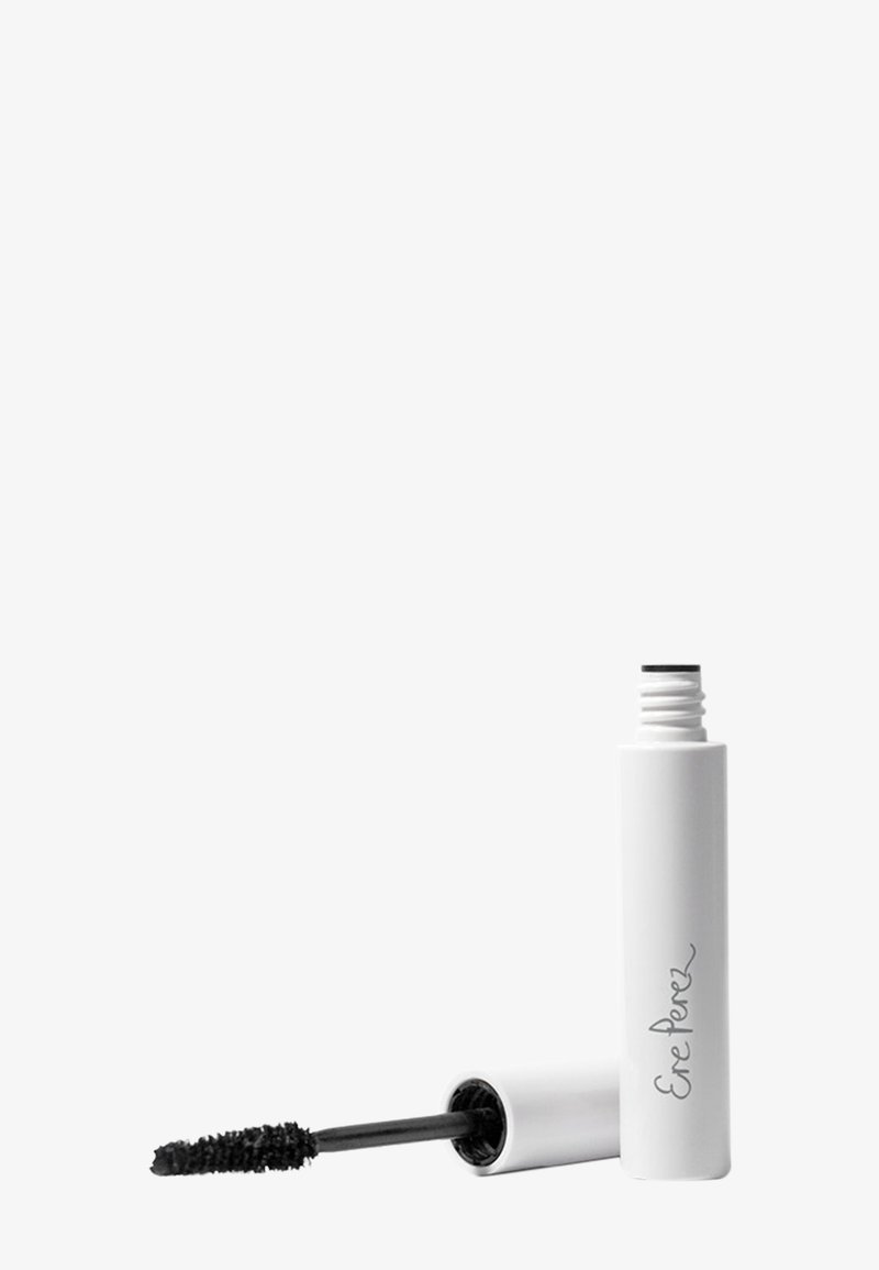 Tube de mascara blanc avec une brosse noire partiellement visible ; présente un nom de marque écrit à la main en noir sur le côté du tube.