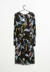 Schwarzes Langarmkleid mit bunten Blatt- und Blumenmustern. Transparenter, fließender Stoff, mit tailliertem Schnitt und weit schwingendem Rock.