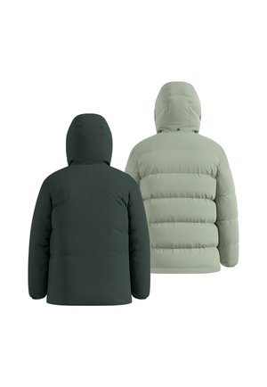 Due giacche imbottite esposte schiena contro schiena; quella a sinistra è verde scuro, quella a destra grigio chiaro. Entrambe presentano cappucci e un design trapuntato.