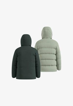 Due giacche imbottite esposte schiena contro schiena; quella a sinistra è verde scuro, quella a destra grigio chiaro. Entrambe presentano cappucci e un design trapuntato.