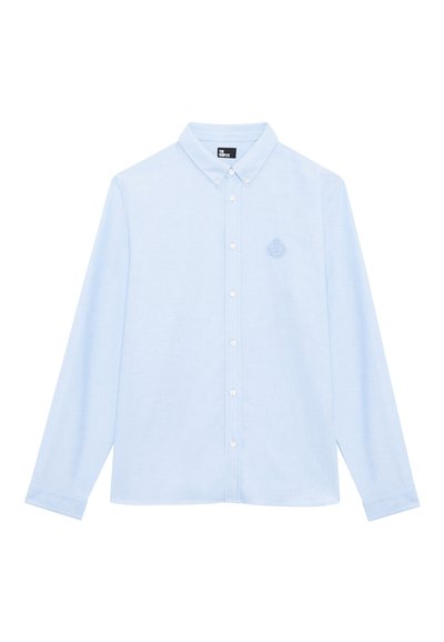 Camisa de manga larga de color azul claro con cuello abotonado y un sutil logotipo bordado en el lado izquierdo del pecho.