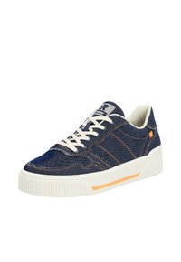 Denim-Sneaker mit einem dunkelblauen Obermaterial, weißen Schnürsenkeln und einer strukturierten Gummisohle mit einem orangefarbenen Akzentstreifen.