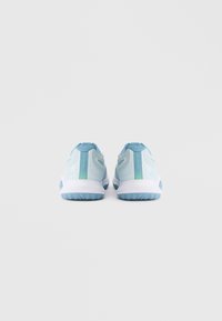 Ζευγάρι αθλητικών παπουτσιών σε ανοιχτό μπλε χρώμα με λευκές σόλες, απεικονιζόμενο από πίσω, σε λευκό φόντο.